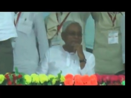 lok sabha election 2019: Nitish kumar smile on stage when narendra modi vande mataram Shouting slogan viral video | Video: पीएम मोदी ने लगाया वंदे मातरम का नारा, मंच पर अकेले मुस्कुराते दिखे नीतीश कुमार