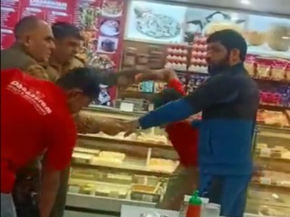 video police personnel thrash restaurant staff in Noida over sour rasgullas | 'खट्टे रसगुल्लों' को लेकर नोएडा में पुलिसकर्मियों ने की रेस्टोरेंट कर्मचारियों की पिटाई, वीडियो वायरल होने के बाद दोनों को लाइन हाजिर किया गया, देखें