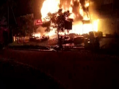 noida fire breaks out at two shops in bisrakh fire tenders present | नोएडा में करीब 12 दुकानों में लगी आग, करोड़ों का सामान जल कर हुआ खाक