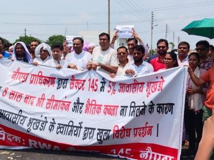 Noida Authority News Unique lunch protest organized Resident Welfare Association Sector 145 | Noida Authority News: नोएडा प्राधिकरण के खिलाफ अनूठा लंच विरोध प्रदर्शन, जानें क्या है मामला Noida Authority News Unique lunch protest organized Resident Welfare Association Sector 145 | Noida Authority News: नोएडा प्राधिकरण के खिलाफ अनूठा लंच विरोध प्रदर्शन, जानें क्या है मामला
