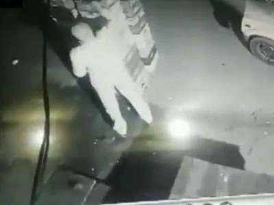 Watch the video: The dark policeman stole milk from the roadside, the commissioner punished | देखें विडियो: रात के अंधेरे में पुलिसवाले ने सड़क किनारे से चुराया दूध, कमिश्नर ने दी ये सजा