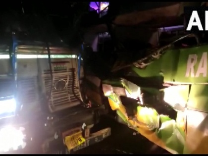 UP Heavy collision between bus and truck on Eastern Peripheral Expressway in Noida One child killed 28 injured | यूपी: नोएडा में बस और ट्रक की जोरदार भिड़ंत; एक बच्चे की मौत, 28 घायल