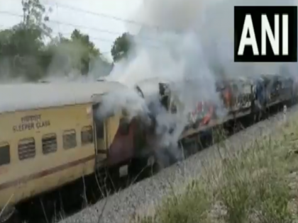 Three coaches gutted as Falaknuma Express catches fire in Telangana’s Yadadri | तेलंगाना के यदाद्री में फलकनुमा एक्सप्रेस में आग लगने से तीन डिब्बे जलकर हुए खाक, ट्रेन से कूदकर यात्रियों ने बचाई जान