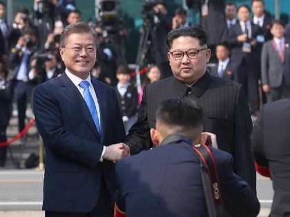 North Korea President kim jong meet south korea president Moon Jae-in | कोरिया के इतिहास ने ली नई करवट, किम जोंग-उन और मून जे-इन के बीच पहली बैठक समाप्त