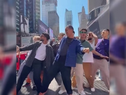 Norwegian Dance Group Grooves To Kala Chashma At Times Square Video Viral | न्यूयॉर्क में टाइम्स स्क्वायर पर 'काला चश्मा' गाने पर विदेशी ग्रुप का धमाकेदार डांस, वीडियो सोशल मीडिया पर वायरल