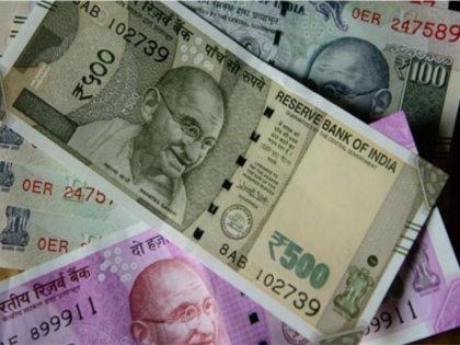 Rupee slips first time 30 paise, closes below 74 level | रिकॉर्ड से भी निचले स्तर पर रुपया, पहली बार डॉलर के मुकाबले 74.06 के स्तर पर हुआ बंद
