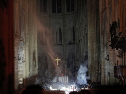 france president Emmanuel Macron pledges to rebuild paris Notre-Dame Cathedral | फ्रांस: पेरिस का ऐतिहासिक चर्च नोट्रे-डेम आग से तबाह, राष्ट्रपति मैक्रों ने फिर निर्माण कराने का लिया संकल्प