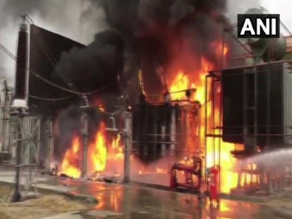 Uttar pradesh nodia NPCL fire at power substation several fire fighters at site | नोएडा में बारिश के बीच NPCL पावर हाउस में लगी आग, कई इलाकों में बत्ती हुई गुल