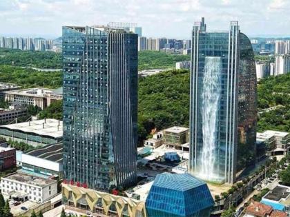 Amazing News: world's largest artificial waterfall flows in china | चीन में शीशे की बिल्डिंग से गिरता है अद्भुत झरना, कहलाता है देश का सबसे ऊंचा आर्टिफीशियल वाटर फॉल
