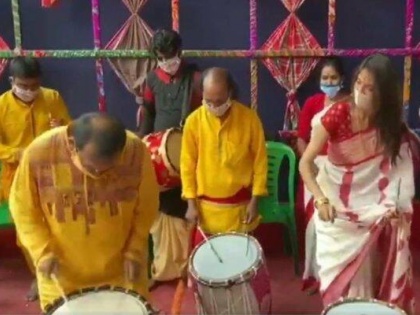 Video: TMC MP Nusrat Jahan dances in Pandal, plays Dhaka after worshiping mother Durga | Video: मां दुर्गा की पूजा के बाद TMC सांसद नुसरत जहां ने पंडाल में किया डांस, बजाया ढाक