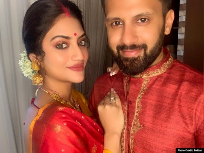 nusrat jahan celebrate karwa chauth with husband nikhil jain | नुसरत जहां ने ऐसे रखा पति के लिए करवा चौथ, लाल साड़ी में आईं नजर...देखें खास फोटो