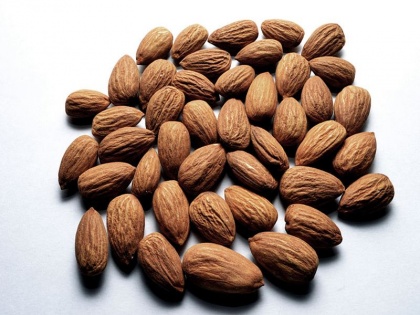 Nuts boon patients suffering high BP or hypertension know benefits ways eating almonds peanuts walnuts | हाई बीपी या हाइपरटेंशन से जूझ रहे मरीजों के लिए नट्स किसी वरदान से कम नहीं, जानें बादाम, मूंगफली और अखरोट खाने के फायदे-तरीका