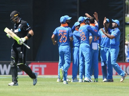 Ind vs NZ: New Zealand all out on 157 in Napier ODI, Their lowest vs India at home since 1994 | IND vs NZ: न्यूजीलैंड पहले वनडे में 157 पर सिमटा, 25 साल बाद घर में बनाया ये 'अनचाहा' रिकॉर्ड