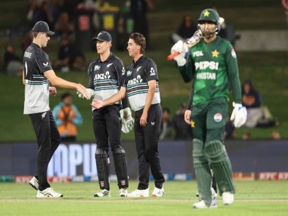 Chasing 221 runs against New Zealand, Pakistan collapsed for 105 runs and lost the series 1-3 | NZ vs PAK, 4th T20I: न्यूजीलैंड के खिलाफ 221 रनों का पीछा करते हुए पाकिस्तान 105 रन पर हुआ ढेर, 1-3 गंवाई सीरीज