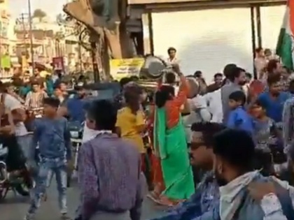 people come out on roads during janta curfew bollywood actor sharib hashmi tweet | एक्टर ने 'जनता कर्फ्यू' में 5 बजते ही सड़कों पर निकल आए लोग तो किया ट्वीट, कहा- मैं बहुत डर हुआ हूं...