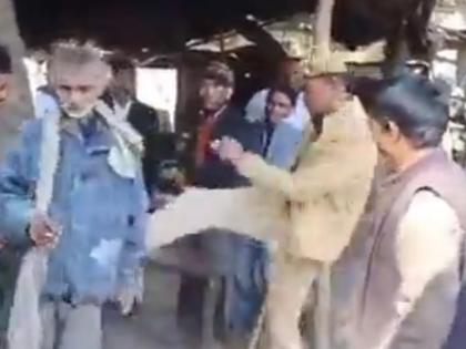 UP policeman seen kicking old man standing with folded hands former ips shared video | हाथ जोड़कर खड़े बुज़ुर्ग को लात मारता दिखा यूपी का पुलिसकर्मी, पूर्व IPS ने वीडियो साझा कर कहा- सख्त कार्रवाई से...