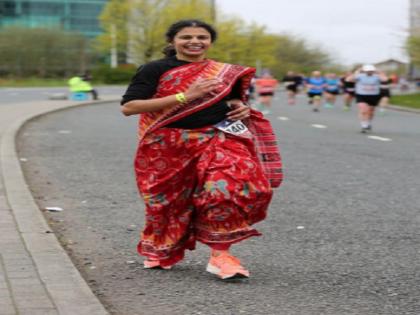 Odisha woman in United Kingdom, ran 42.5 km marathon wearing Sambalpuri saree in Manchester, watch video | यूनाइटेड किंगडम में ओडिशा की महिला का कमाल, साड़ी पहनकर 42.5 किमी के मैराथन में दौड़ी, देखें वीडियो