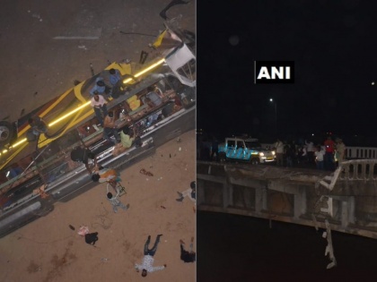 A bus carrying around 30 passengers fell from Mahanadi bridge near Jagatpur in Cuttack | ओडिशा: कटक में महानदी ब्रिज से नीचे गिरी बस, 7 लोगों की मौत, रेक्स्यू ऑपरेशन जारी 