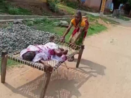 Odisha Nuapada district woman seen dragging her mother on cot to withdraw pension money | ओडिशा से आई दिल दहलाने वाली तस्वीर, पेंशन के लिए 100 साल की मां की चारपाई खींचते हुए बैंक पहुंची बेटी