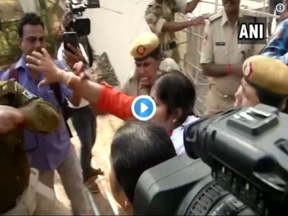 Odisha police and BJP Women workers Scuffle due to Pipili gang rape-and-murder case | VIDEO:ओडिशा में बीजेपी महिला कार्यकर्ताओं और पुलिस में ऐसे हुई मारपीट, पिपिली रेप कांड से जुड़ा है मामला