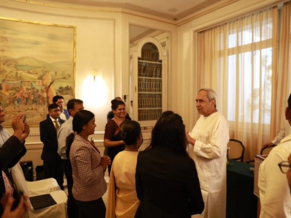 Odisha cm Naveen Patnaik visits Sheikh Zayed mosque Abu Dhabi Amid row over meeting Pope witness Ratha Jatra bjp see video | वैटिकन सिटी में पोप फ्रांसिस से मुलाकात के बाद अबू धाबी में शेख जायद मस्जिद पहुंचे सीएम पटनायक, बीजेपी ने उठाए सवाल, देखें वीडियो