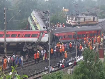 Odisha train accident: compensation announced for the relatives of those who lost their lives and the injured, the family of the victims will get Rs 12 lakh | ओडिशा ट्रेन हादसा: प्रधानमंत्री एवं रेलमंत्री की ओर से जान गंवाने वालों के परिजनों और घायलों के लिए मुआवजे का ऐलान Odisha train accident: compensation announced for the relatives of those who lost their lives and the injured, the family of the victims will get Rs 12 lakh | ओडिशा ट्रेन हादसा: प्रधानमंत्री एवं रेलमंत्री की ओर से जान गंवाने वालों के परिजनों और घायलों के लिए मुआवजे का ऐलान
