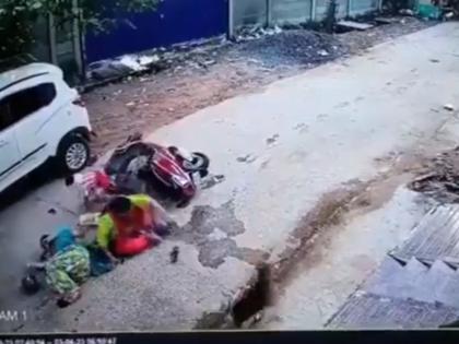 Odisha Scooty collides with car while avoiding Street dogs, woman with child falls on the road | ओडिशा: आवारा कुत्तों से बचने के दौरान कार से स्कूटी की जोरदार टक्कर, बच्चे समेत सड़क पर गिरी महिलाएं