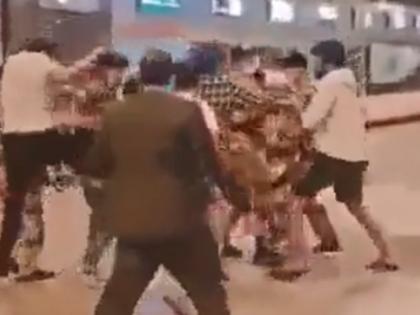 vijay sethupathi and his team attacked amidst security at bengaluru airport video viral | बेंगलुरु हवाई अड्डा पर सुरक्षा के बीच विजय सेतुपति और उनकी टीम पर हुआ हमला; वीडियो वायरल