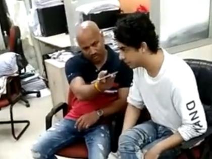 shiv sena mp sanjay raut shares video of aryan khan talking to private detective Gosavi in custody | शिवसेना सांसद संजय राउत ने शेयर किया हिरासत में आर्यन खान का वीडियो, निजी जासूस गोसावी से बात करते दिखे