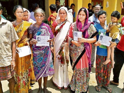 lok-sabha election 2019 late bjp MLA bhim mandavi wife and family vote | लोकतंत्र की जीत: बीजेपी विधायक भीमा मंडावी की हत्या से भी नहीं रुकीं ओजस्वी मंडावी, मौत के 48 घंटे के अंदर किया वोट