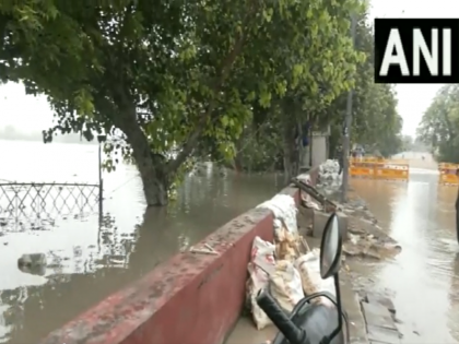 Delhi Rise in water level of river Yamuna drowned hiuses Flood affected woman expressed grief | दिल्लीः ऊपर से रामजी बरस रहे हैं और नीचे यमुना मइया..., सब डूब गया; बाढ़ प्रभावित महिला ने व्यक्त की व्यथा
