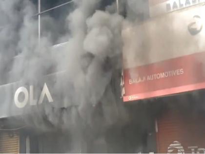 VIDEO: Customer sets Ola showroom on fire after argument over a problem with his new electric scooter in Kalaburagi, Karnataka | VIDEO: कर्नाटक के कलबुर्गी में अपने नए इलेक्ट्रिक स्कूटर में समस्या को लेकर बहस के बाद ग्राहक ने ओला शोरूम में लगाई आग VIDEO: Customer sets Ola showroom on fire after argument over a problem with his new electric scooter in Kalaburagi, Karnataka | VIDEO: कर्नाटक के कलबुर्गी में अपने नए इलेक्ट्रिक स्कूटर में समस्या को लेकर बहस के बाद ग्राहक ने ओला शोरूम में लगाई आग