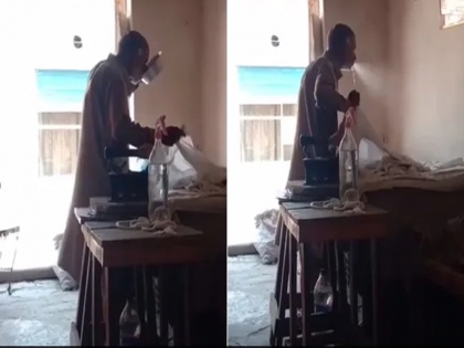 old man spray water filled in mouth on before ironing clothes video viral 16 lakh views 1.20 likes | [Video] बुजुर्ग ने पहले भरा मुंह में पानी फिर प्रेस करने वाले कपड़े पर लगा छिड़कने, वायरल इस वीडियो को अब तक मिल चुके है 16 लाख व्यूज 1.20 लाइक्स