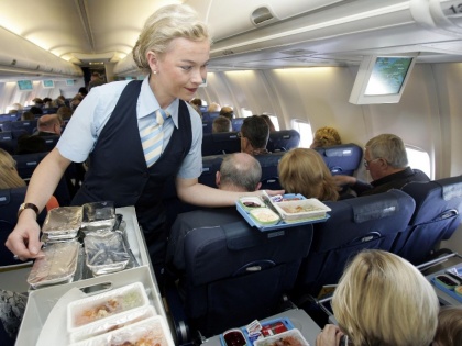 Travel Tips:during flight always avoid these food affect health | ट्रैवल टिप्स: हवाई यात्रा के दौरान कतई न खाएं ये चीजें, वरना भुगतना पड़ेगा भारी नुकसान