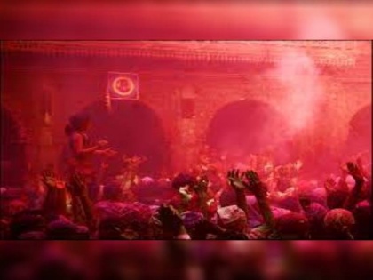 On the occasion of Basant Panchami, Holi was played at the Banke Bihari temple in Mathura | VIDEO: बसंत पंचमी के मौके पर बांके बिहारी मंदिर में बरसा अबीर-गुलाल, ब्रज में हुई होली की शुरुआत