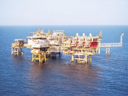 Regardless of the time between lockdowns, the 'oil men' are working in the oil and gas fields between the seas | लॉकडाउन के बीच समय की परवाह किए बिना ‘तेल सेवक’ समुद्र के बीच तेल एवं गैस क्षेत्रों में कर रहे काम