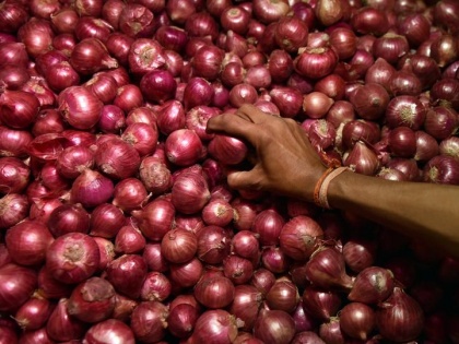 Thieves steal onions worth Rs 30k from field in mandsaur madhya pradesh | मध्य प्रदेशः कीमतों में लगी 'आग' की वजह से चोर खेत से ही उखाड़ ले गए प्याज