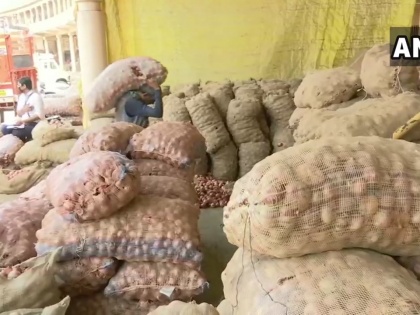 Onion festival nasik mumbai gujrat pm modi import rules sharp increase Rs 11.56 per kg last 10 days | प्याज निकाल रहा आंसू, आयात के नियमों में ढील, पिछले 10 दिनों में 11.56 रुपये प्रति किलोग्राम की तेज बढ़ोतरी