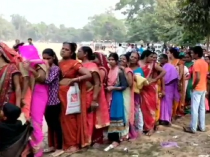 Long queues for onions from a Bihar State Cooperative Marketing Union Limited Biscomaun counter | मतदान के लिए नहीं, प्याज खरीदने के लिए लगी है लंबी लाइन, कीमत सिर्फ 35 रु. प्रति किलो