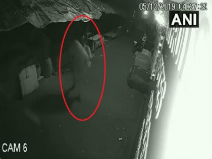 Onion Price Hike Mumbai Police arrested two men for stealing onions worth Rs 21k video goes viral | सोना, चांदी व कैश नहीं, आधी रात को चोर ने चुराई हजारों रुपये की प्याज, CCTV में कैद वारदात, देखें वायरल वीडियो