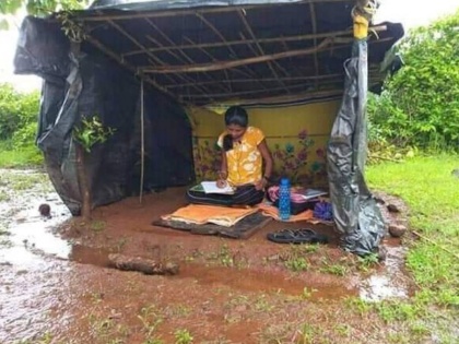 a girl take online class in forest making a hut see viral photo | घर में नहीं आता नेटवर्क तो जंगलों में झोपड़ी बनाकर कर रही है ये लड़की ऑनलाइन क्लास, देखें वायरल फोटो