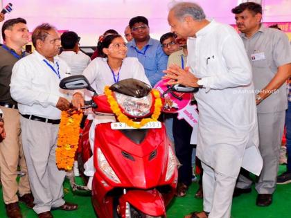 Rajasthan CM asho gehlot more than 6 thousand Divyangs will get free retrofitted scooters 54 cr approved | राजस्थानः सीएम का ऐलान, 6 हजार से अधिक दिव्यांगों को मिलेगा फ्री रेट्रोफिटेड स्कूटर, खरीद के लिए सीएम ने मंजूर किए 54 करोड़ रुपए Rajasthan CM asho gehlot more than 6 thousand Divyangs will get free retrofitted scooters 54 cr approved | राजस्थानः सीएम का ऐलान, 6 हजार से अधिक दिव्यांगों को मिलेगा फ्री रेट्रोफिटेड स्कूटर, खरीद के लिए सीएम ने मंजूर किए 54 करोड़ रुपए