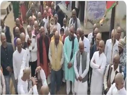 madhya pradesh news neemuch village shave their head as no covid death happen organize party dj music | कोरोना में मौत नहीं हुआ तो 96 गांव वालों ने मुंडवाया सर, भोजन का आयोजन कर मनाया जश्न, डीजे संगीत संग निकाला जुलूस madhya pradesh news neemuch village shave their head as no covid death happen organize party dj music | कोरोना में मौत नहीं हुआ तो 96 गांव वालों ने मुंडवाया सर, भोजन का आयोजन कर मनाया जश्न, डीजे संगीत संग निकाला जुलूस