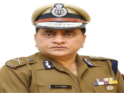 Uttar Pradesh: Do not recognize DGP, two policemen immediately suspended | सादी वर्दी में जा रहे यूपी के डीजीपी को नहीं पहचान पाए दो पुलिसकर्मी, तत्काल निलंबित