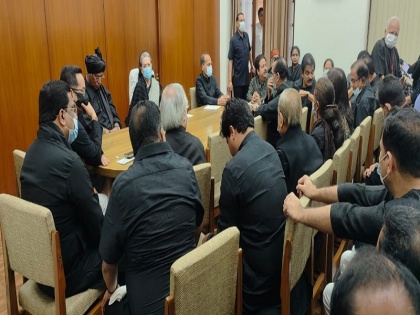 Parliament opposition leaders arrived wearing black clothes over over Rahul Gandhi issue, TMC also attended opposition meeting | राहुल गांधी के मुद्दे पर संसद में घमासान, काले कपड़े पहनकर पहुंचे विपक्षी नेता, तृणमूल सांसद भी विपक्ष की बैठक में हुए शामिल