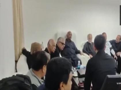 Opposition MPs reach Parliament wearing black clothes to protest against govt stand on Manipur | मणिपुर मुद्दे पर संसद में रार, सरकार के रुख के विरोध में काले कपड़े पहनकर संसद पहुंचे विपक्षी सांसद