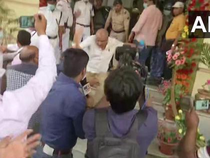 Bihar assembly opposition RJD MLA fiercely washed dharna patna rjd jdu bjp nda cpim congress | बिहार विधानसभा में हंगामा, पक्ष और विपक्ष के बीच जमकर चले लात-घूंसे, राजद विधायक को जमकर धोया Bihar assembly opposition RJD MLA fiercely washed dharna patna rjd jdu bjp nda cpim congress | बिहार विधानसभा में हंगामा, पक्ष और विपक्ष के बीच जमकर चले लात-घूंसे, राजद विधायक को जमकर धोया