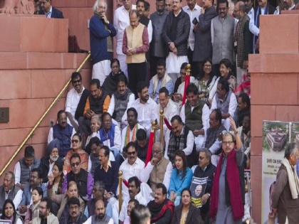Parliament winter session: 49 more opposition MPs suspended from Lok Sabha, now the number of suspensions reaches 95 | संसद शीतकालीन सत्र: 49 और विपक्षी सांसद लोकसभा से निलंबित, अब निलंबन की संख्या पहुंची 95