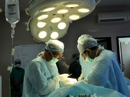 doctor stolen kidney of poor man in chhattisgarh | कराने गया था इलाज, डॉक्टर ने ऑपरेशन का कहकर निकाल ली चुपके से किडनी