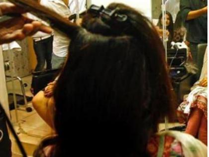 gurugram wife make-up was not good her je husband sent the employees to sabotage salon | मेकअप अच्छा नहीं हुआ तो गुस्से में पत्नी ने पति को लगाया फोन, जेई पति ने कर्मचारियों को भेज सैलून में कराई तोड़फोड़ gurugram wife make-up was not good her je husband sent the employees to sabotage salon | मेकअप अच्छा नहीं हुआ तो गुस्से में पत्नी ने पति को लगाया फोन, जेई पति ने कर्मचारियों को भेज सैलून में कराई तोड़फोड़